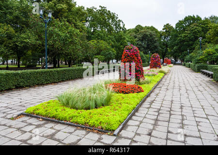 Urban Esplanade Park nel centro di Riga Foto Stock