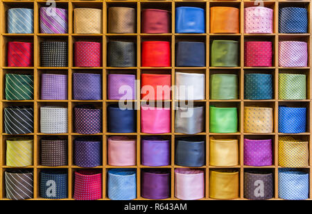 Vista di diversi colori cravatte in vetrina Foto Stock