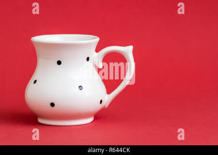 Close up White Vintage latticello Cup su sfondo rosso Foto Stock