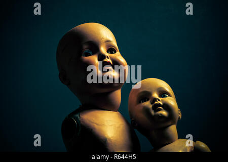 Coppia di creepy dolls nel buio Coppia di creepy dolls nel buio