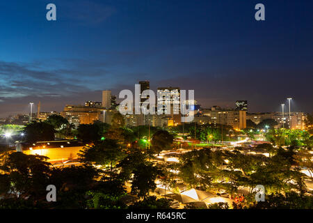 Bella vista panoramica della città di Rio de Janeiro al crepuscolo. Foto Stock