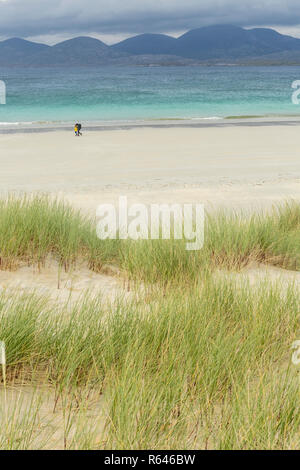 Due backpackers camminando lungo la spiaggia Luskentire, Isle of Harris, Ebridi Esterne, Scotland, Regno Unito Foto Stock