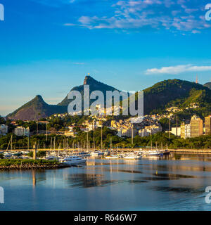 Bella vista panoramica della città di Rio de Janeiro con corcovado all'alba. Foto Stock