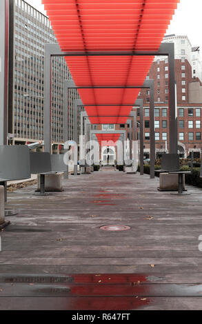 Una piscina esterna in legno passerella pedonale con un esteso pergola rosso è una forma di arte pubblica che ornano il rinnovato Perk Park in downtown Cleveland Ohio Foto Stock