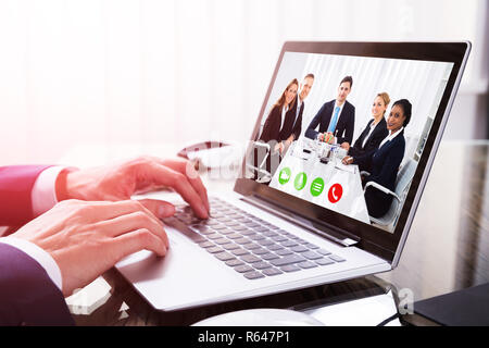 Close-up di un imprenditore la mano le videoconferenze su Laptop Foto Stock