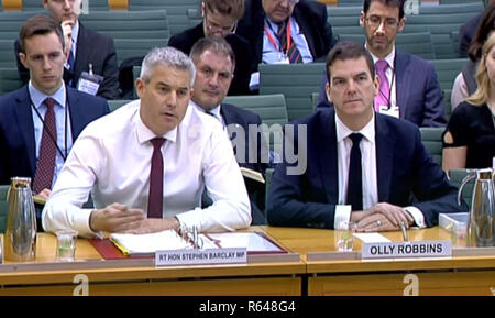 Il segretario alla Brexit Stephen Barclay (a sinistra) e il consigliere europeo del primo ministro Oliver Robbins forniscono prove prima dell'uscita dal Comitato dell'Unione europea sullo stato di avanzamento dei negoziati del Regno Unito sul ritiro dell'UE a Portcullis House, Londra. Foto Stock