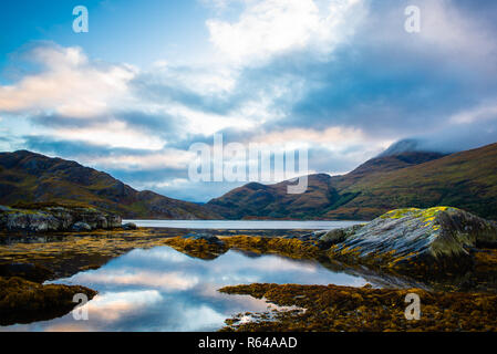 Tranquilla di scena a Lochailort, sulla strada per le isole nelle Highlands della Scozia Foto Stock
