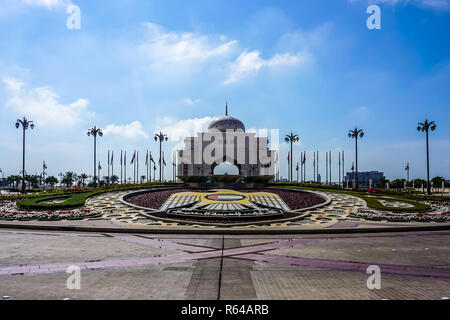 Abu Dhabi Fontana Rawal Emirati Stemma con orientali porta ad arco e cielo blu sullo sfondo Foto Stock