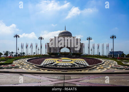 Abu Dhabi Fontana Rawal Emirati Stemma con orientali porta ad arco Foto Stock