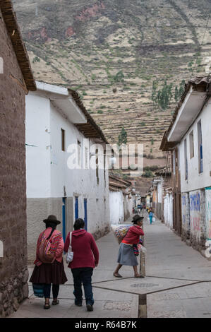 Pisac, Perù - Agosto 12 2011: le strade e la vita quotidiana della città. Foto Stock