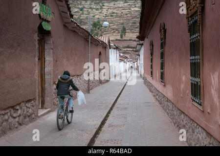 Pisac, Perù - Agosto 12 2011: le strade e la vita quotidiana della città. Foto Stock