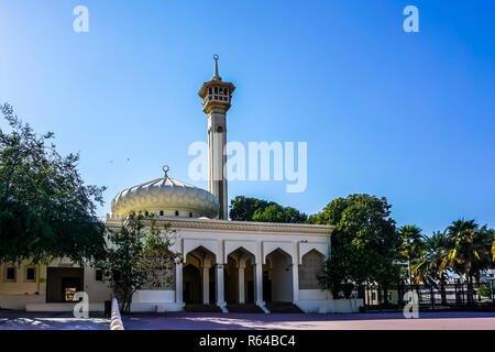 Dubai Al Farooq moschea ingresso frontale vista minareto con alberi e pittoresca cielo blu sullo sfondo Foto Stock