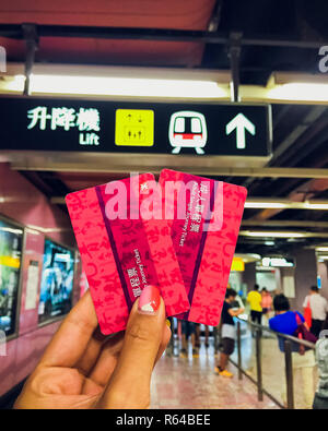 SINGAPORE - 12 Maggio 2017: Donna azienda biglietto EZ e denaro sulla parte anteriore la biglietteria di Singapore Mass Rapid Transit (MRT) nell'aeroporto internazionale di Changi Foto Stock