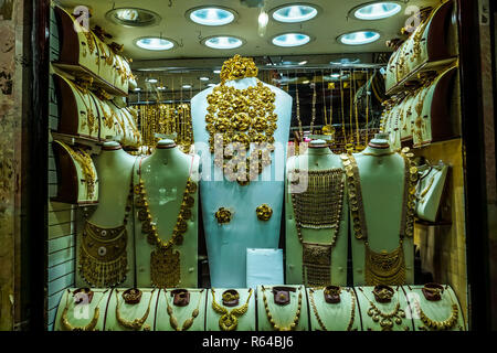 Dubai Gold Souk gioielli decorazione ornamento al negozio vetrine Foto Stock