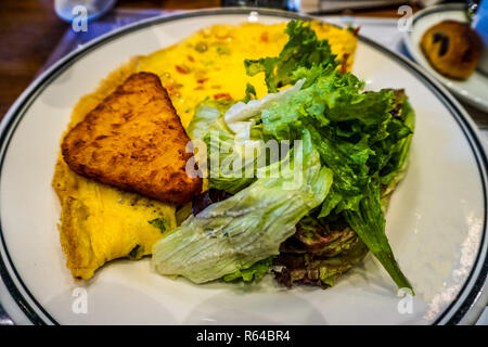 Stile Francese frittata con patate fritte Pancake con insalata prima colazione Foto Stock