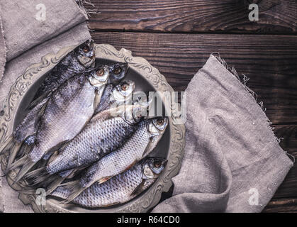 Asciugato il pesce salato di ram in una piastra di ferro Foto Stock