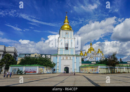Kiev di San Michele a cupola dorata monastero Torre Campanaria frontale vista comune Foto Stock