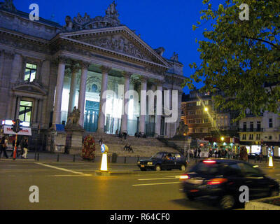 Bruxelles Borsa edificio fondato 1801 da un decreto di Napoleone. La Bourse è dovuta a divenne un museo della birra e verrà aperto in 2018 Foto Stock