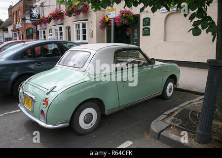 Nissan Figaro è un motore anteriore e trazione anteriore in stile retrò per l'anno di modello 1991 Foto Stock