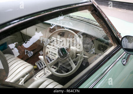 Nissan Figaro è un motore anteriore e trazione anteriore in stile retrò per l'anno di modello 1991 Foto Stock