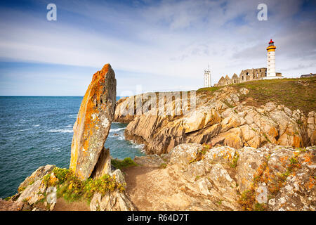 Le scogliere e i punti di riferimento di Pointe de Saint-Mathieu, Finisterre, Bretagna Francia Foto Stock