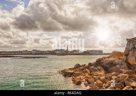 Città vecchia di Roscoff come si vede dal vecchio seabridge Foto Stock