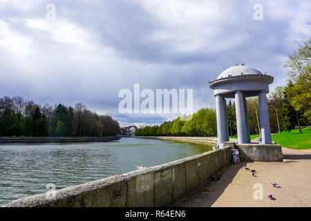 Minsk Svislach vista fiume con padiglione sulla riva e Piccioni Foto Stock