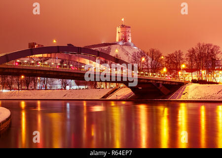 Torre di Gediminas e Mindaugas Bridge, Vilnius Foto Stock