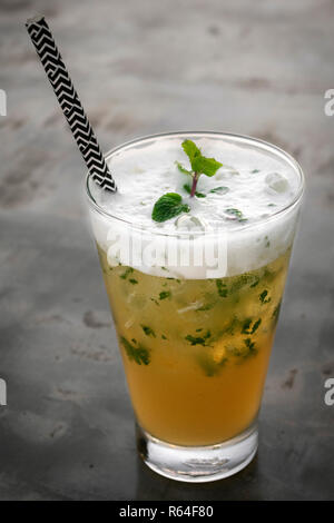Frutti della passione mojito cocktail miscelato con bevanda piccante all'uovo di schiuma bianca in riverside bar di Vientiane laos Foto Stock