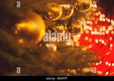 Albero di Natale Closeup con Golden Orbs e luci sfocate Foto Stock