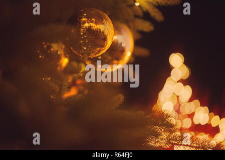 Albero di Natale Closeup con Golden Orbs e luci sfocate Foto Stock