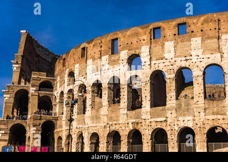 Roma, Italia - 22 settembre 2018: persone non identificate al Colosseo di Roma, Italia. È più un notevole punto di riferimento a Roma e in Italia. Foto Stock