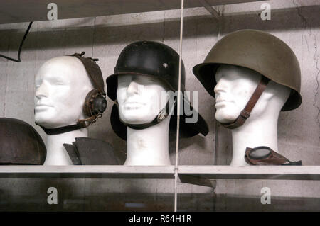 WW11 esercito tedesco caschi sul display interno del Batterei Todt, un enorme bunker di cemento vicino Audresselles in Calais/ Boulogne strada costiera nel Nort Foto Stock