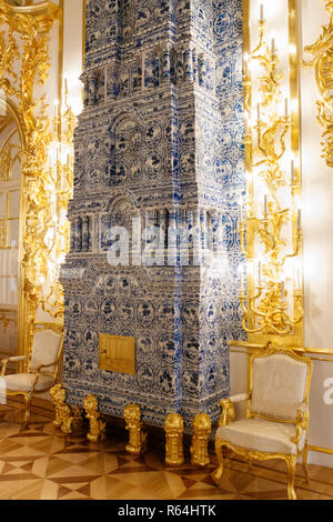 Il multi-tiered, blu cobalto, stanza piastrellata riscaldatori progettato da Bartolomeo Rastrelli nel Palazzo di Caterina, Carskoe Selo, San Pietroburgo, Russia. Foto Stock