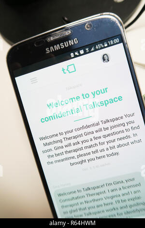Immagine del Talkspace app su uno smartphone , nella schermata di benvenuto Foto Stock