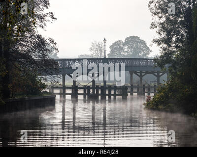 Tamigi, Whitchurch Bridge, vicino a Pangbourne-on-Thames, Reading, Berkshire Oxfordshire, Boderder, Inghilterra, Regno Unito, Gran Bretagna. Foto Stock
