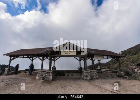 Angeles National Forest, California, Stati Uniti d'America - 1 Dicembre 2018: Storico Inspiration Point Lookout shelter con drammatica dicembre nuvole nel San Gabr Foto Stock