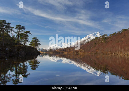 Caledonian foresta lungo il Loch Affric e montagna Sgurr na Lapaich in inverno, Glen Affric, Inverness-shire, Highlands scozzesi, Highland, Scotland, Regno Unito Foto Stock