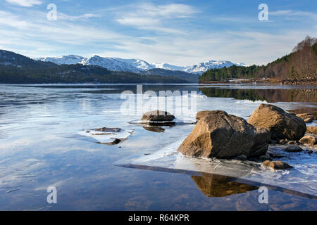 Congelati Loch Beinn un'Mheadhain / Loch Benevian in inverno, Glen Affric, Inverness-shire, Highlands scozzesi, Highland, Scotland, Regno Unito Foto Stock