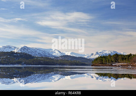 Loch Beinn un'Mheadhain / Loch Benevian in inverno, Glen Affric, Inverness-shire, Highlands scozzesi, Highland, Scotland, Regno Unito Foto Stock