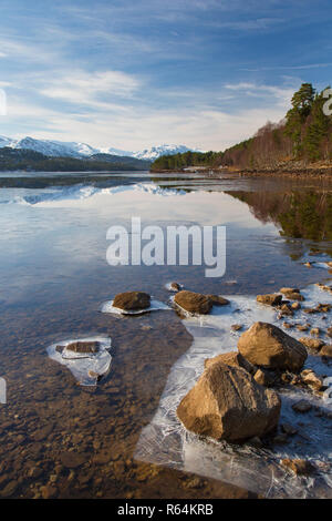 Loch Beinn un'Mheadhain / Loch Benevian in inverno, Glen Affric, Inverness-shire, Highlands scozzesi, Highland, Scotland, Regno Unito Foto Stock