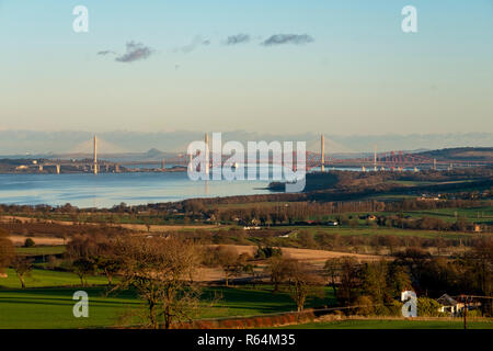 Tre ponti, la Queensferry Crossing, Forth Road Bridge e Ponte di Forth Rail spanning Firth of Forth tra North e South Queensferry. Foto Stock