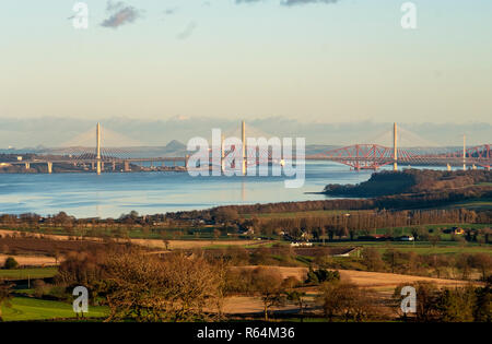 Tre ponti, la Queensferry Crossing, Forth Road Bridge e Ponte di Forth Rail spanning Firth of Forth tra North e South Queensferry. Foto Stock