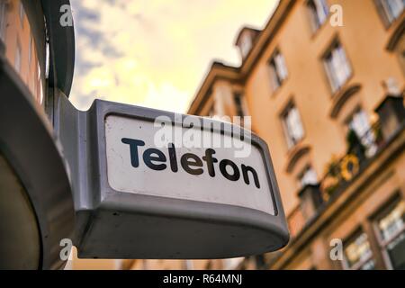 Segno di una cabina telefonica nel centro della città di Dresda Foto Stock