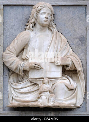 San Matteo Evangelista di rilievo sul portale della Cattedrale di San Lorenzo a Lugano, Svizzera Foto Stock