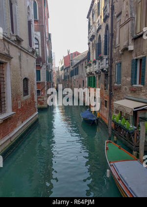 L'Italia, Venezia - 14 Ottobre 2017: la vista del canale con barche a Venezia il 14 ottobre 2017, Veneto, Italia. Foto Stock