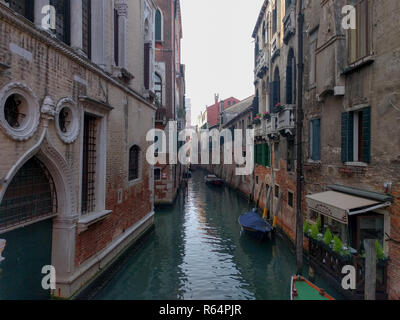 L'Italia, Venezia - 14 Ottobre 2017: la vista del canale con barche a Venezia il 14 ottobre 2017, Veneto, Italia. Foto Stock