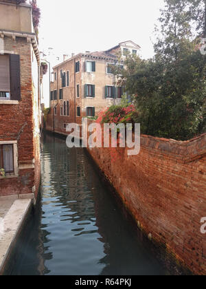 L'Italia, Venezia - 14 Ottobre 2017: la vista del canale stretto con a Venezia il 14 ottobre 2017, Veneto, Italia. Foto Stock