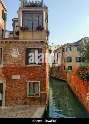 L'Italia, Venezia - 14 Ottobre 2017: la vista del canale stretto con a Venezia il 14 ottobre 2017, Veneto, Italia. Foto Stock