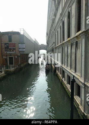 L'Italia, Venezia - 14 Ottobre 2017: la vista del canale con barche a Venezia il 14 ottobre 2017, Veneto, Italia. Foto Stock